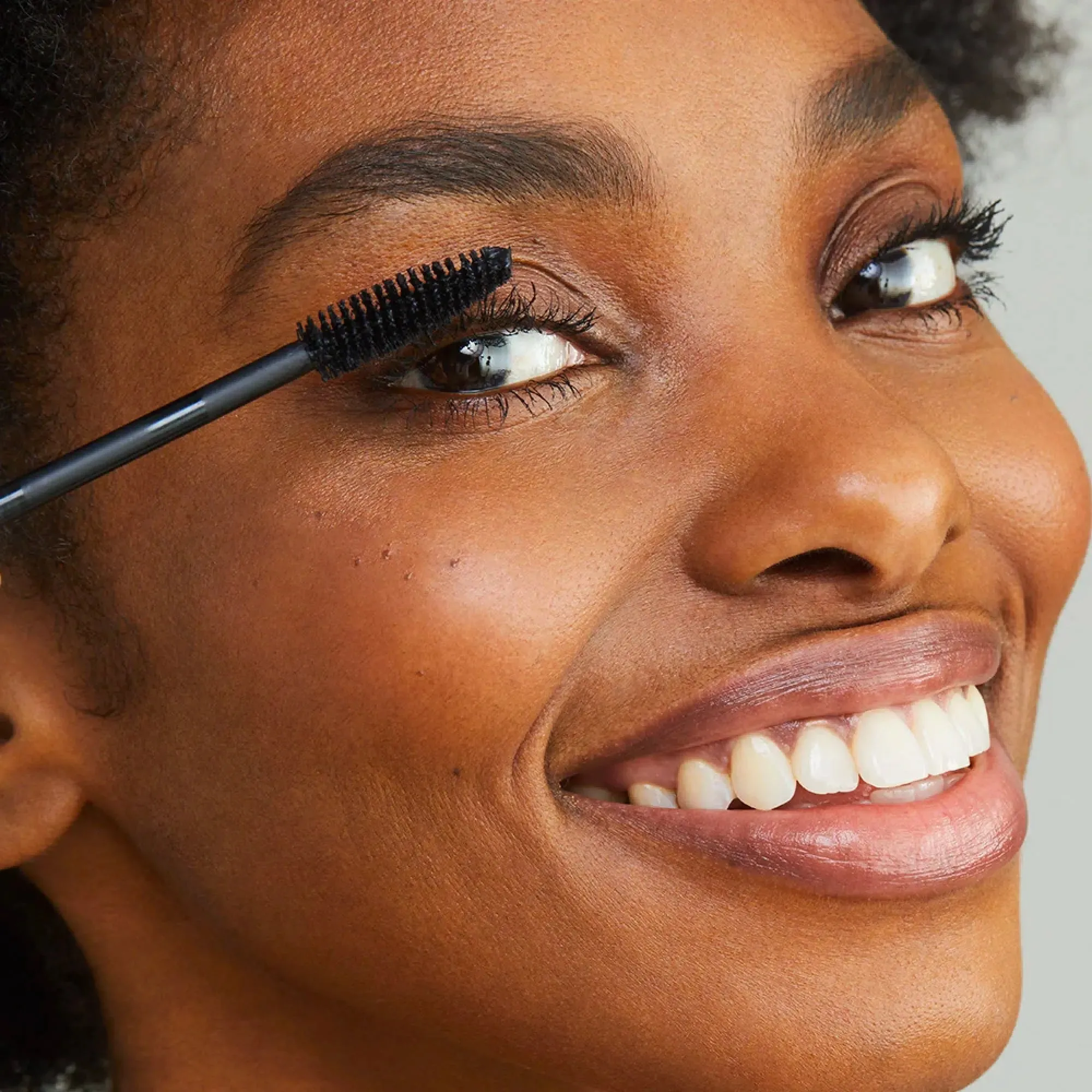 Straight Up™ Volumizing Peptide Mascara